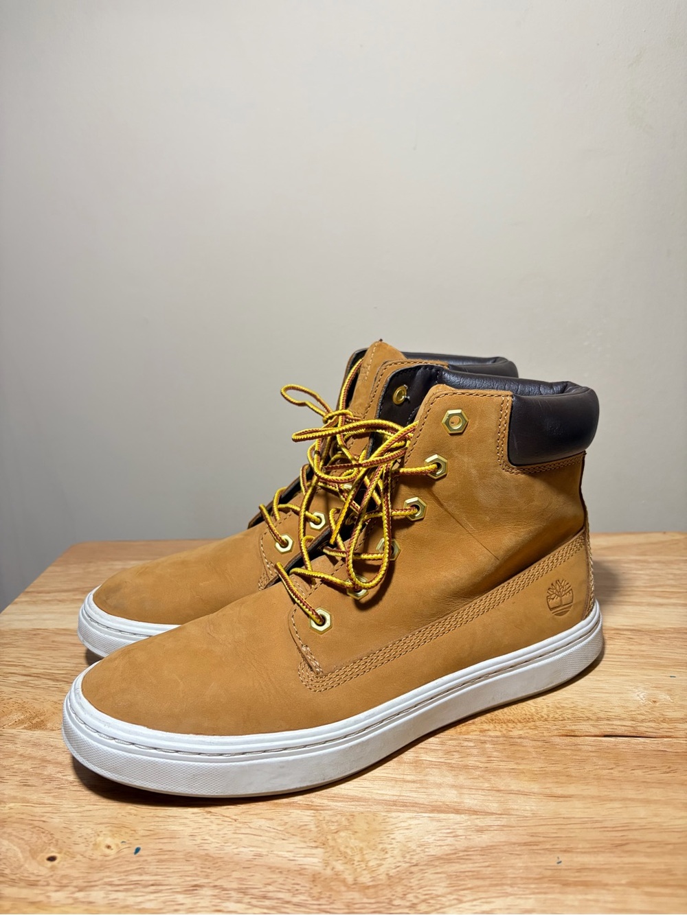Timberland Size 8.5 Women’s Wheat Lace up Londyn 6 inch Sneaker Boot